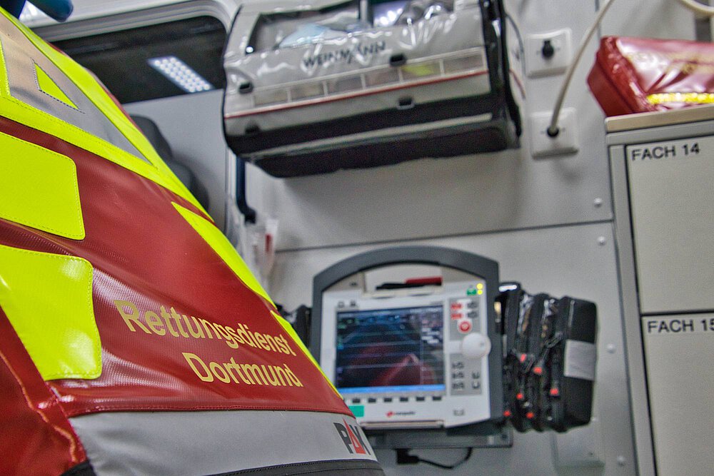 Notfallrucksack "Rettungsdienst Dortmund" in einem Rettungswagen
